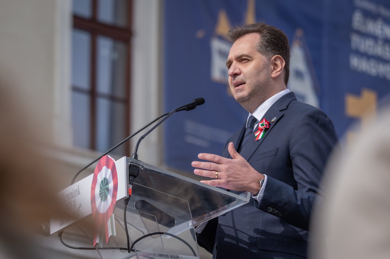 „Forr a világ körülöttünk, és mindenki a stabilitást, a biztos pontokat keresi. Kevés ilyen sziget maradt, ahol még béke és biztonság van. Ez a mi közös munkánk eredménye, ez a mi felelősségünk, és ezzel minden nap feladatunk van!” – mondta Antal Árpád polgármester &bullet;  Fotó: Pinti Attila