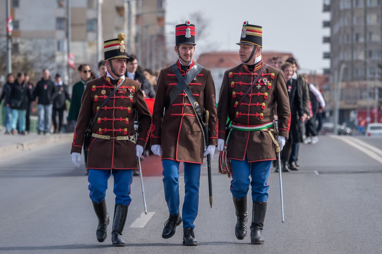 Az állomástól és a Váradi József iskolától látványos menetek hordozták a magyar és székely zászlókat a központi ünnepség helyszínére &bullet;  Fotó: Pinti Attila