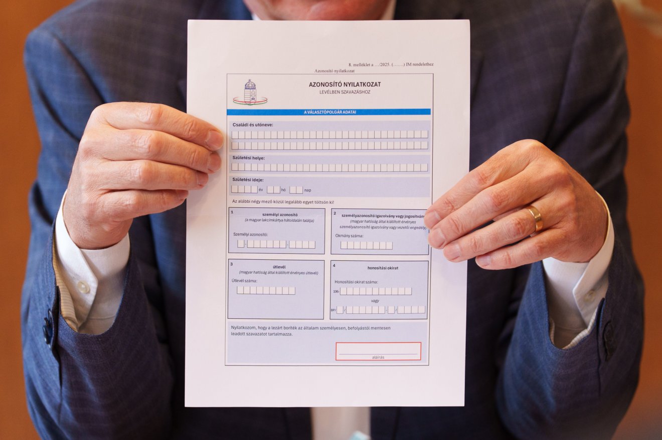 Nagyon fontos: ne felejtsük el aláírni az azonosító nyilatkozatot a kitöltés után &bullet;  Fotó: Tuchiluș Alex