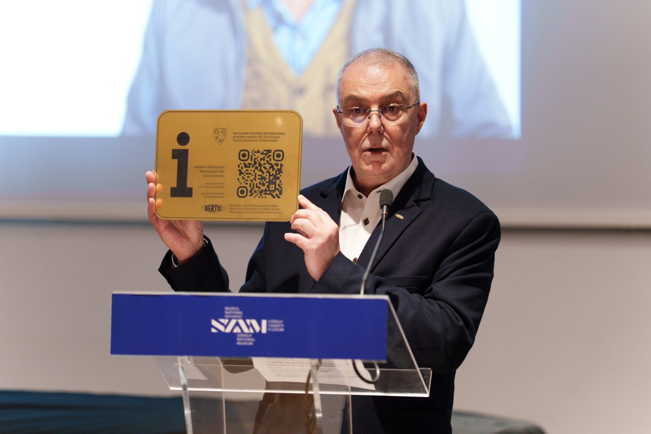 Berszány Tibor bemutatta az információs táblát, amelyről telefonnal leolvasható lesz a QR-kód &bullet;  Fotó: Tuchiluș Alex