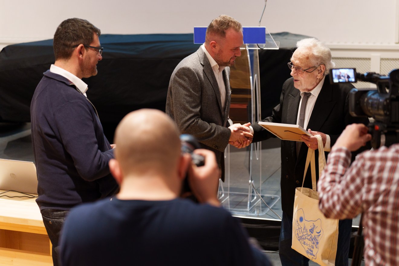 Gáj Nándor és Jakab István Barna elöljárók megköszönték Kisgyörgy Zoltán együttműködését &bullet;  Fotó: Tuchiluș Alex