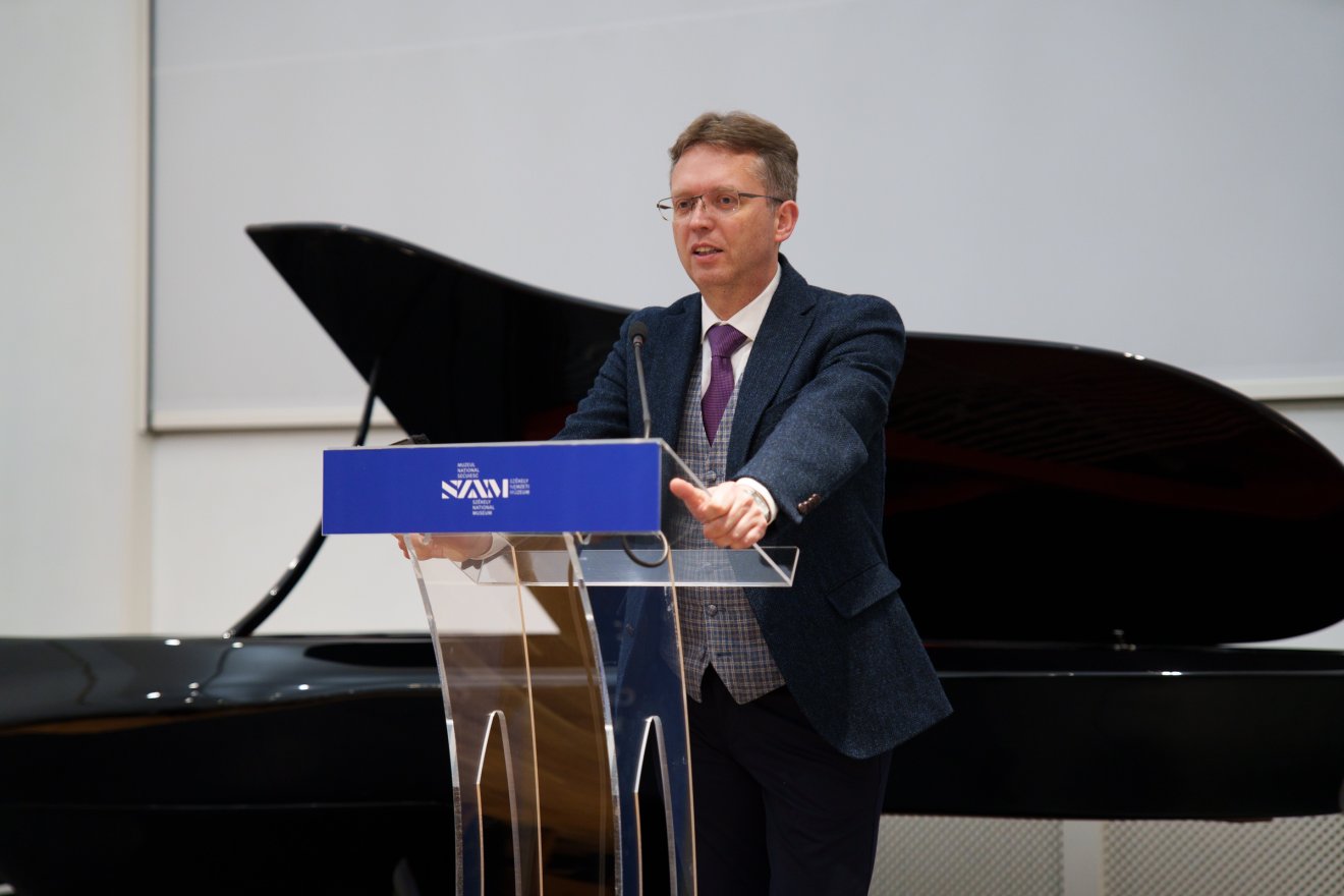 Hankó Balázs, Magyarország kultúráért és innovációért felelős minisztere hivatalosan is átadta a hangszert &bullet;  Fotó: Tuchiluș Alex