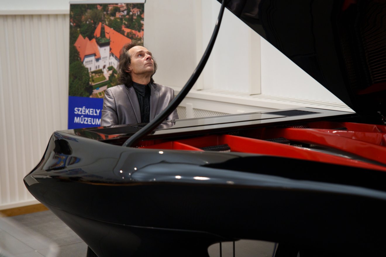 Bogányi Gergely világhírű zongorája ékesíti a Székely Nemzeti Múzeumot &bullet;  Fotó: Tuchiluș Alex
