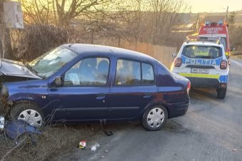 Fának hajtott egy autó Árvátfalván, majd egy másik is belerohant