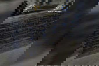 Elhagyottnak tűnő autókban rejtette el a csempészett cigarettát a háromszéki bűnbanda