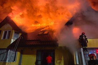 Éjfél után lobbantak fel a lángok egy marosvásárhelyi lakóházban