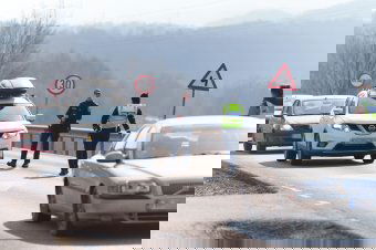 Autókat ellenőriznek, az erdőt is átfésülik – nagy erőkkel keresik az ismeretlen férfit Háromszéken