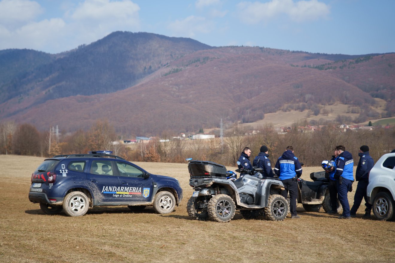 Autókat ellenőriznek, az erdőt is átfésülik – nagy erőkkel keresik az ismeretlen férfit Háromszéken