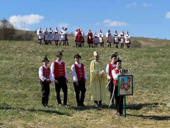 Apáca: a hely, ahol húsvét vasárnapján leszámolnak az áruló kakassal