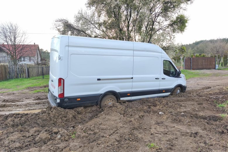 Sártengerré változik az utca az esők után, egyelőre nincs kilátás arra, hogy ez megváltozzon
