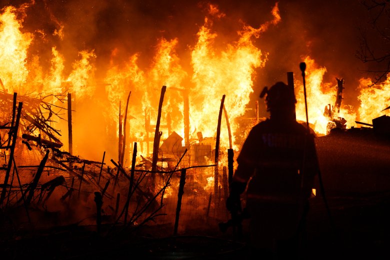 Hatalmas tűz pusztított egy benzinkút közelében Sepsiszentgyörgyön – videóval