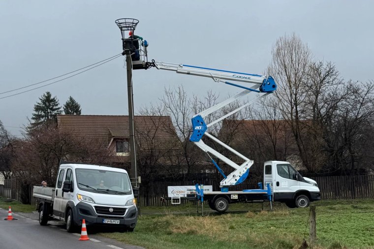 Fémvázas fészektartókkal segítik a gólyák megtelepedését Csomakőrösön