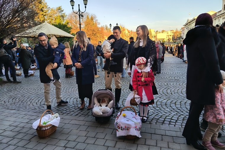 Minden felekezetű hívőt összehoz a sepsiszentgyörgyi főtéri ételszentelés