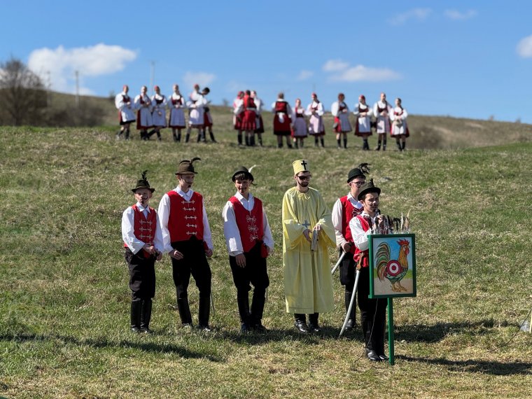 Apáca: a hely, ahol húsvét vasárnapján leszámolnak az áruló kakassal