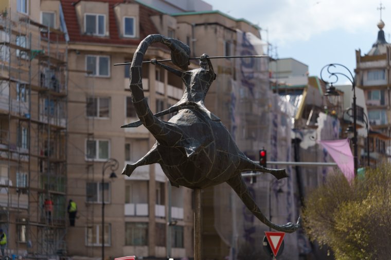 Sárkányölő Szent György modern ábrázolásban – 25 éves a „Süsü-szobor”