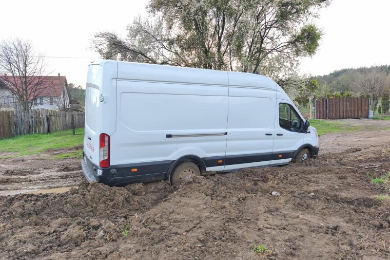 Sártengerré változik az utca az esők után, egyelőre nincs kilátás arra, hogy ez megváltozzon