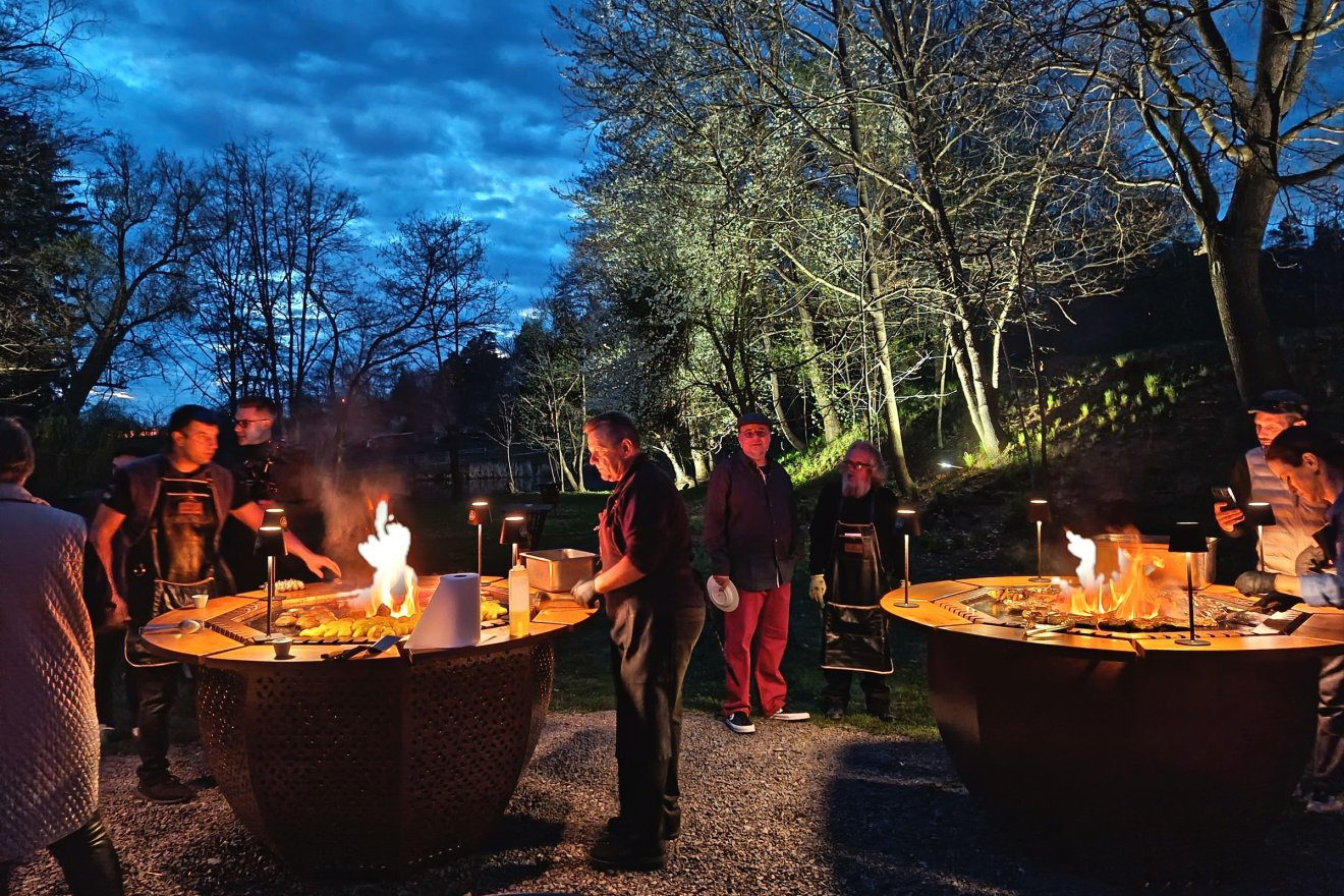 A Gyimesi Skanzen csapata elhozta a Craterflame élménysütőket, ami összehozza az embereket &bullet;  Fotó: Bodor Tünde