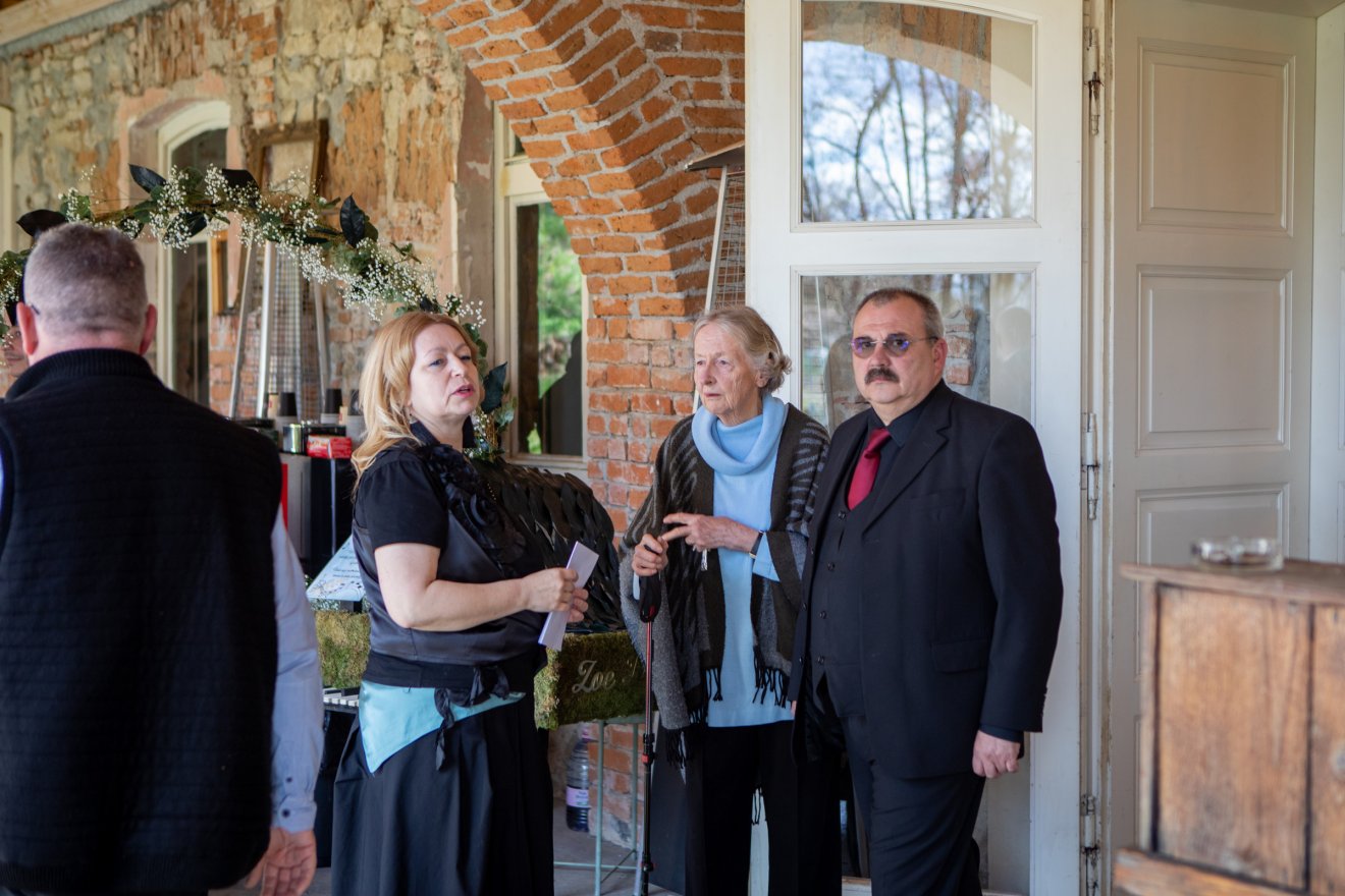 Torma Vera, a Diakónia gyermek- és családsegítő ágazatának igazgatója és Makkai Péter igazgató által közrefogva Mikes Katalin grófnő &bullet;  Fotó: Opra Gergely Szilárd