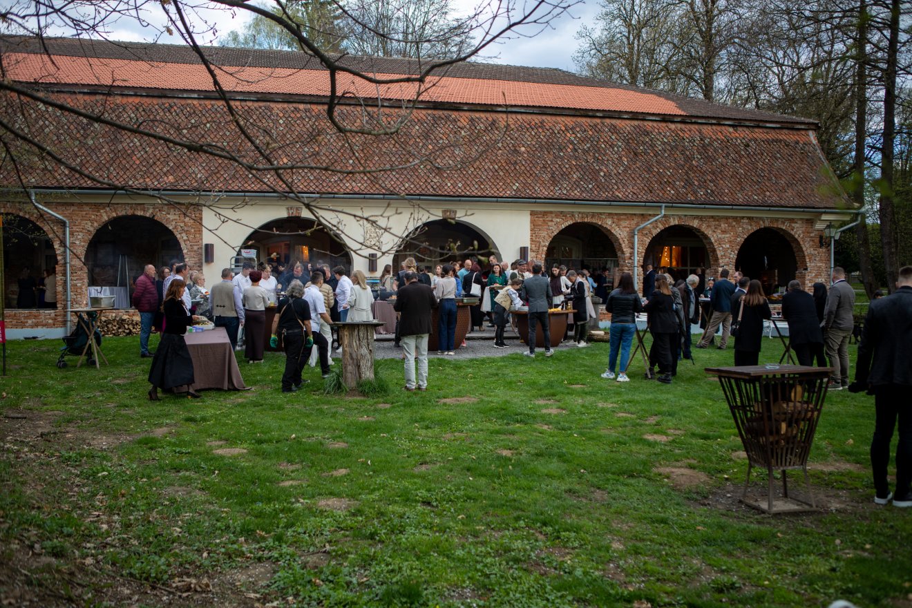 A gyönyörű kastélykertben megjelentek ezúttal mások javát is szolgálták jelenlétükkel &bullet;  Fotó: Opra Gergely Szilárd
