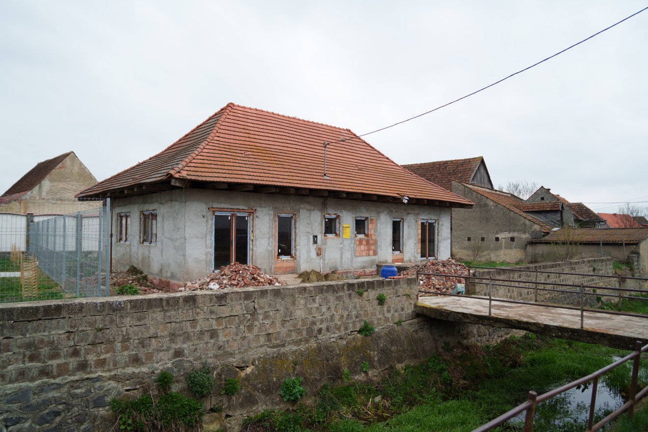 Halottasház lesz az egykori fürdőépületből. A felújítás közel 120 ezer euróba kerül, a kivitelező egy frissiben létrehozott cég