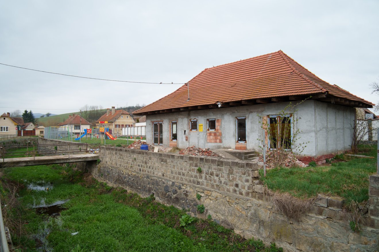 Ravatalozó a játszótér mellett. Hogy a gyerekek szokják