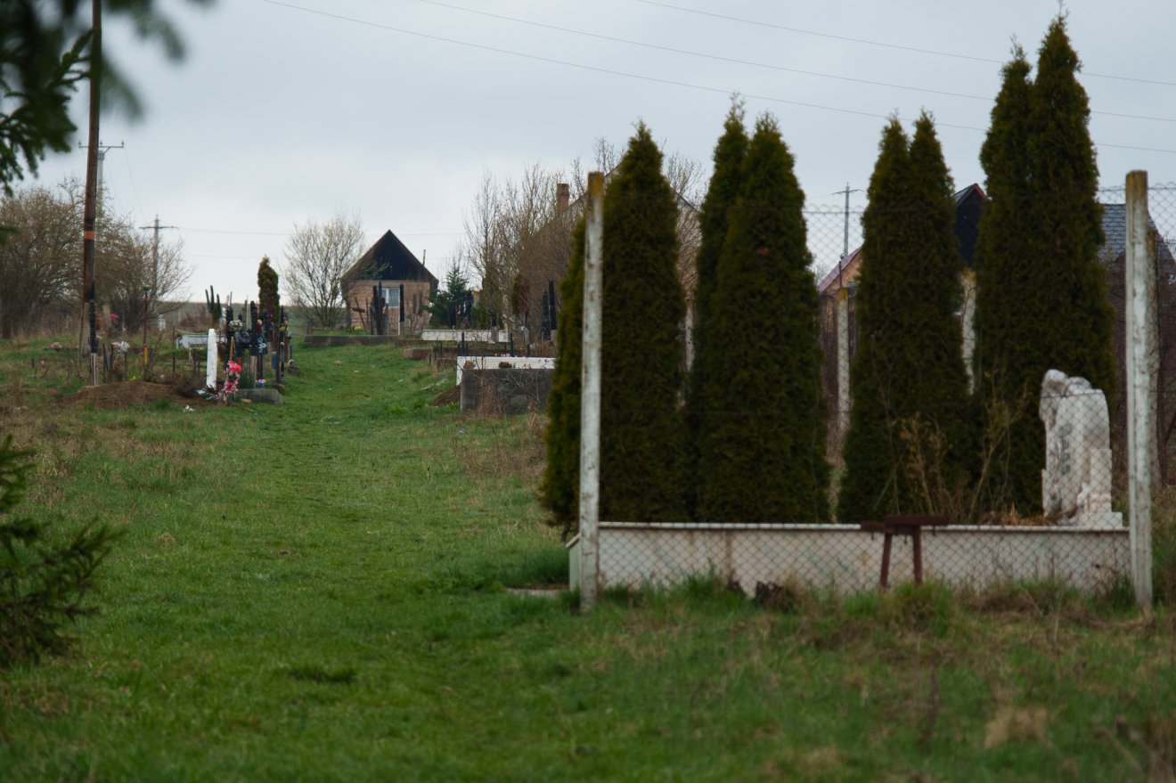Senki sem érti, hogy a pünkösdisták ravatalozója miért a központban, és nem a falu szélén lévő temetőjükben kap helyet