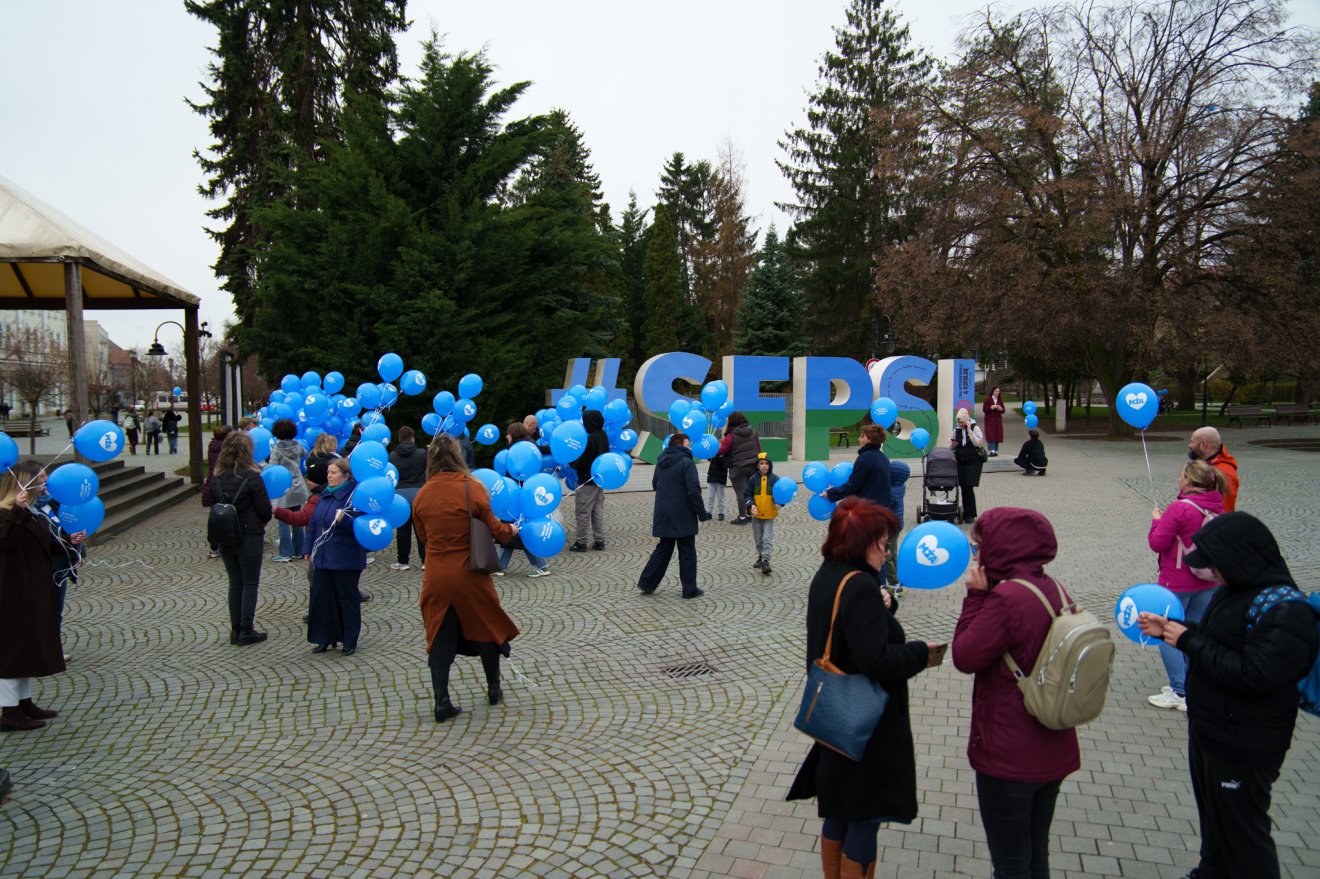 A nyilvántartások nem mutatnak valós adatokat, mert sokan nem diagnosztizáltatják a gyermeküket, féltve őt  a megbélyegzéstől – hangzott el a világnapi eseményen &bullet;  Fotó: Tuchiluș Alex