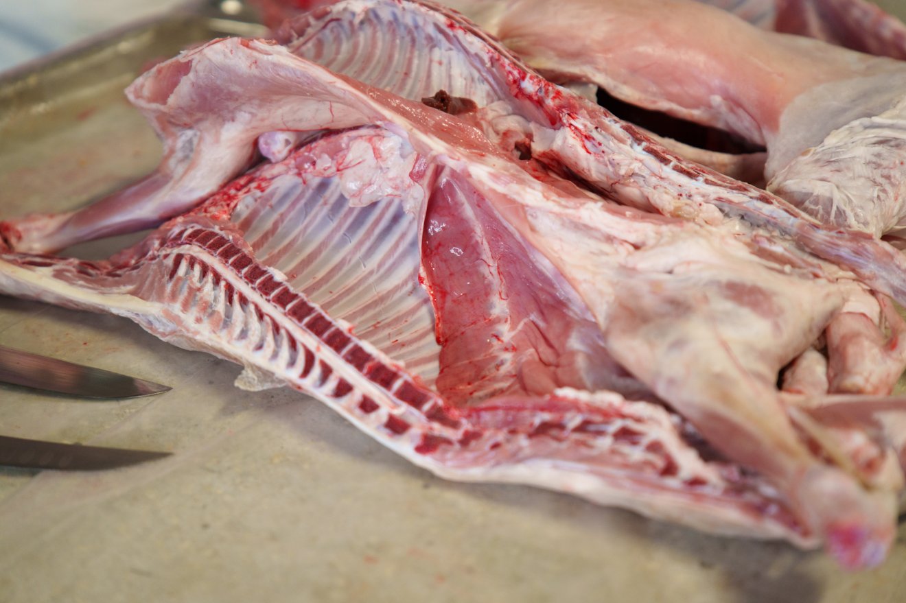 A legtöbben félbevágott bárányhúst vásárolnak, átlagban 5 kilogrammosat &bullet;  Fotó: Tuchiluș Alex