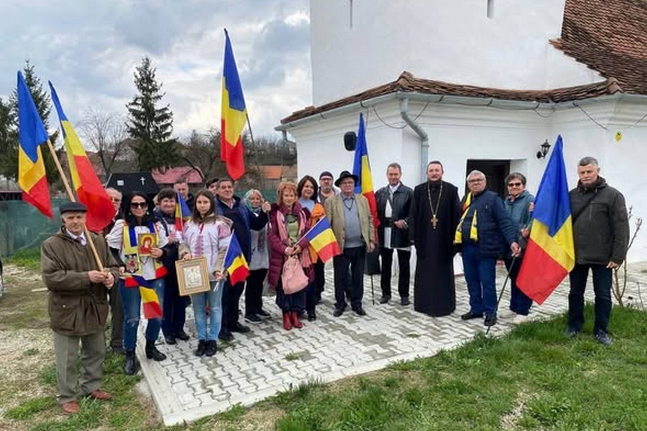 A Nemzet Útja (Calea Neamului) szervezet elnöke, Mihail Tîrnoveanu (középen) saját közösségi oldalán közölt részleteket a bölöni felvonulásról &bullet;  Fotó: Mihai Tirnoveanu/Facebook