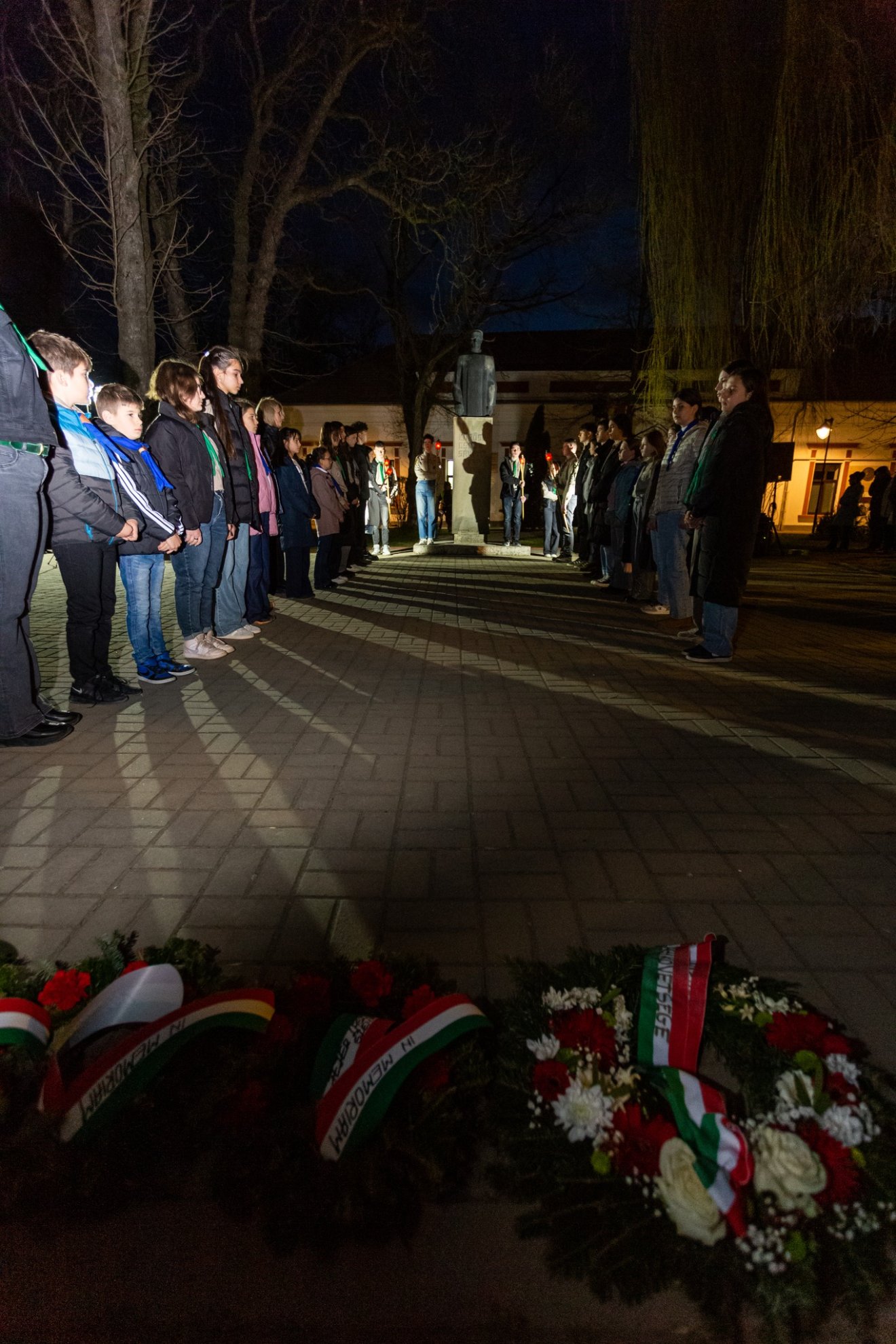 Diákok, cserkészek állnak sorfalat a koszorúzóknak &bullet;  Fotó: Kőrösi Csoma Sándor Közművelődési Egyesület/Facebook