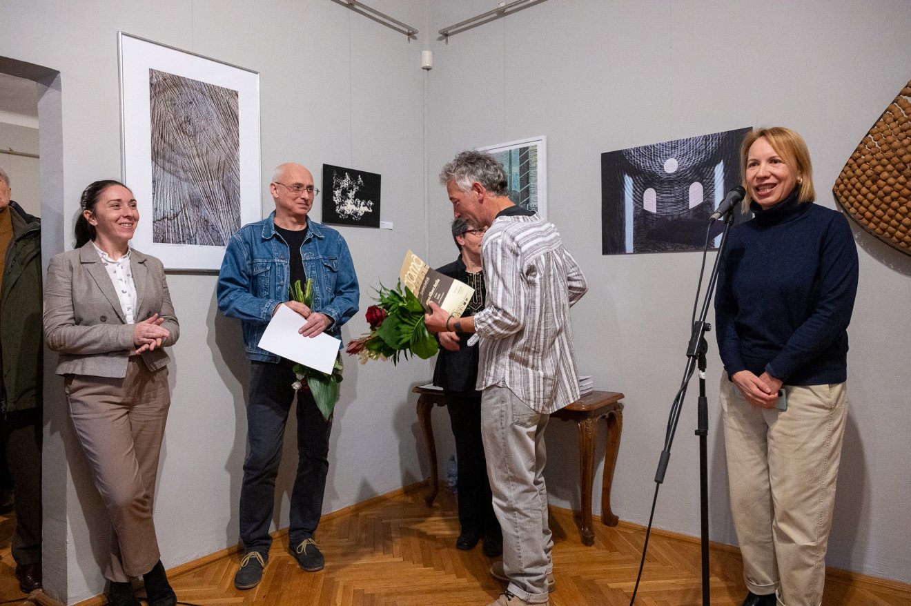 A Kádár László képtárban Kádár Iréne kurátor nyitotta meg a Csoma-tárlatot &bullet;  Fotó: Kőrösi Csoma Sándor Közművelődési Egyesület/Facebook