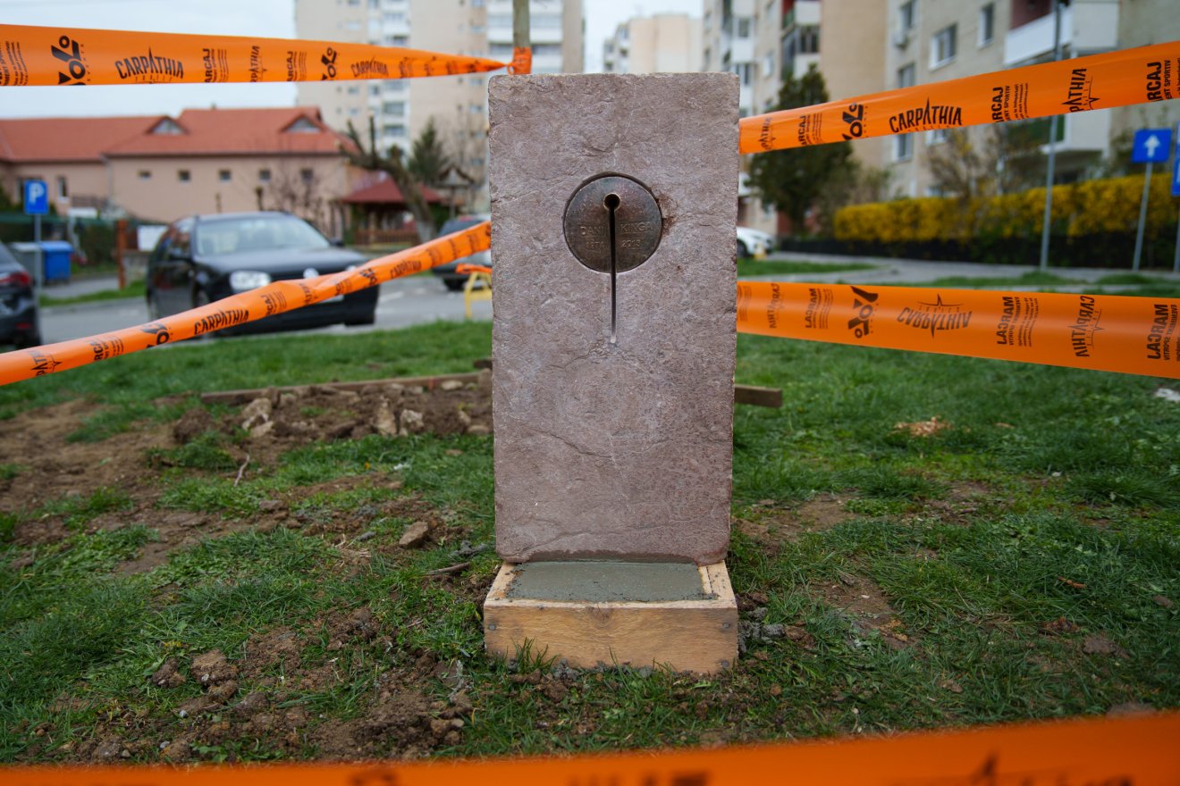 A remények szerint a kis emlékmű felett magasodó fa a későbbiekben kellemes árnyékot nyújt majd &bullet;  Fotó: Tuchiluș Alex