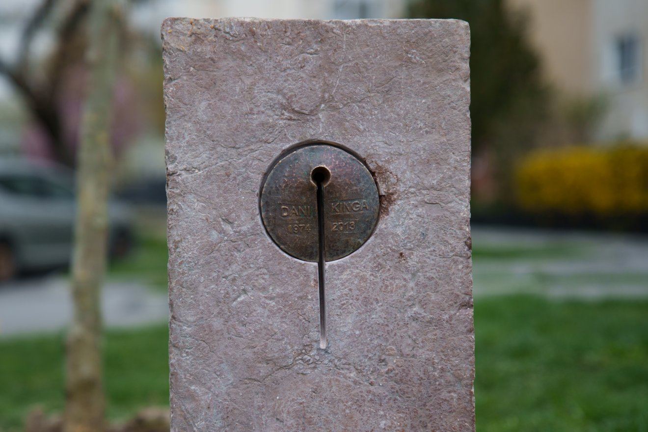 A bronzkör a fa, a függőleges nyílás a törzse – ezen fog átszűrődni a lenyugvó nap fénye &bullet;  Fotó: Tuchiluș Alex