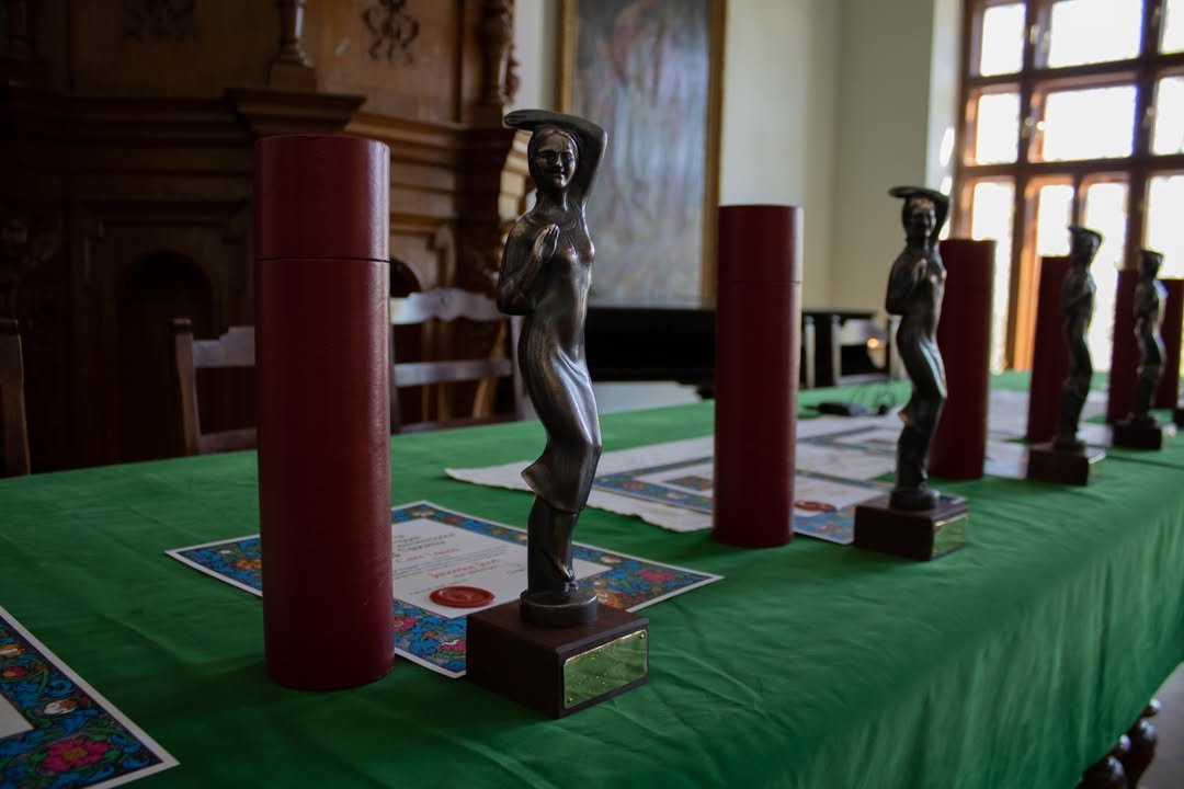 Két díjazott kivételével mindenki személyesen vette át az elismeréseket &bullet;  Fotó: Erdélyi Magyar Közművelődési Egyesület/Facebook