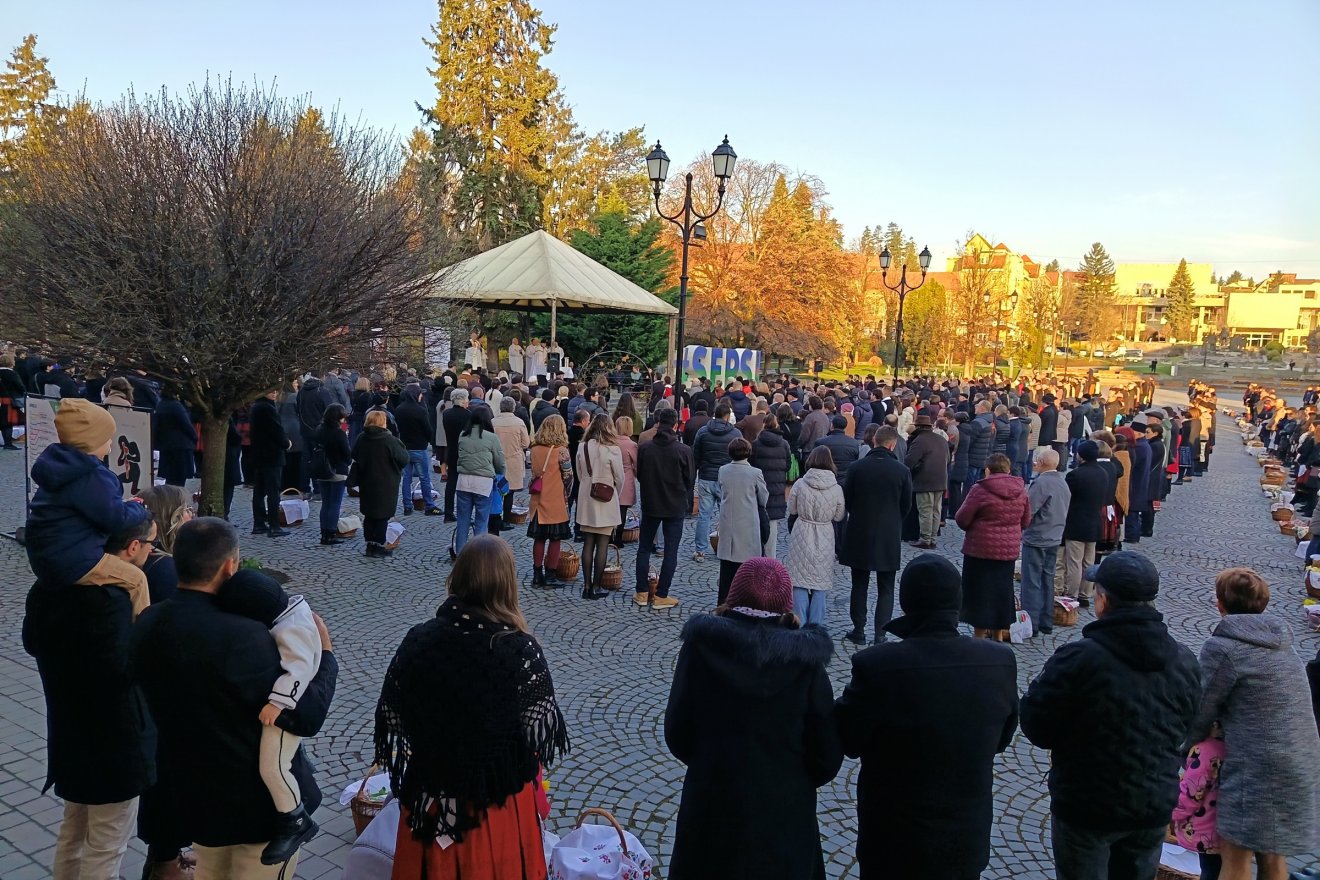 Évről évre többeknek fontos egy nagy közösségben megélni a hagyományt, az ünnepi ételszentelést • Fotó: Bodor Tünde