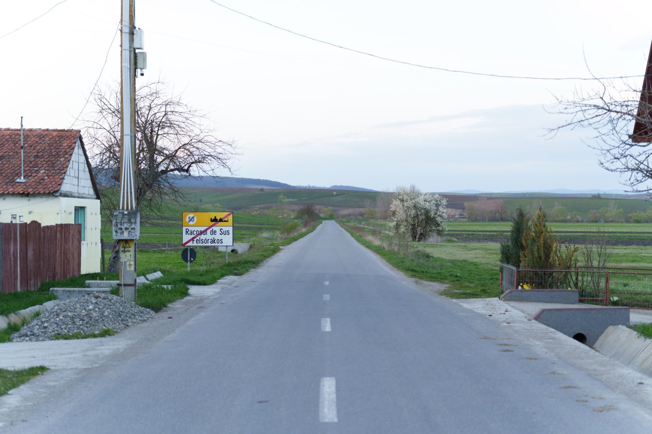 Egy helybéli asszony szerint lassan az is kockázatos, hogy a közeli termőföldekre egyedül menjenek ki dolgozni &bullet;  Fotó: Tuchiluș Alex