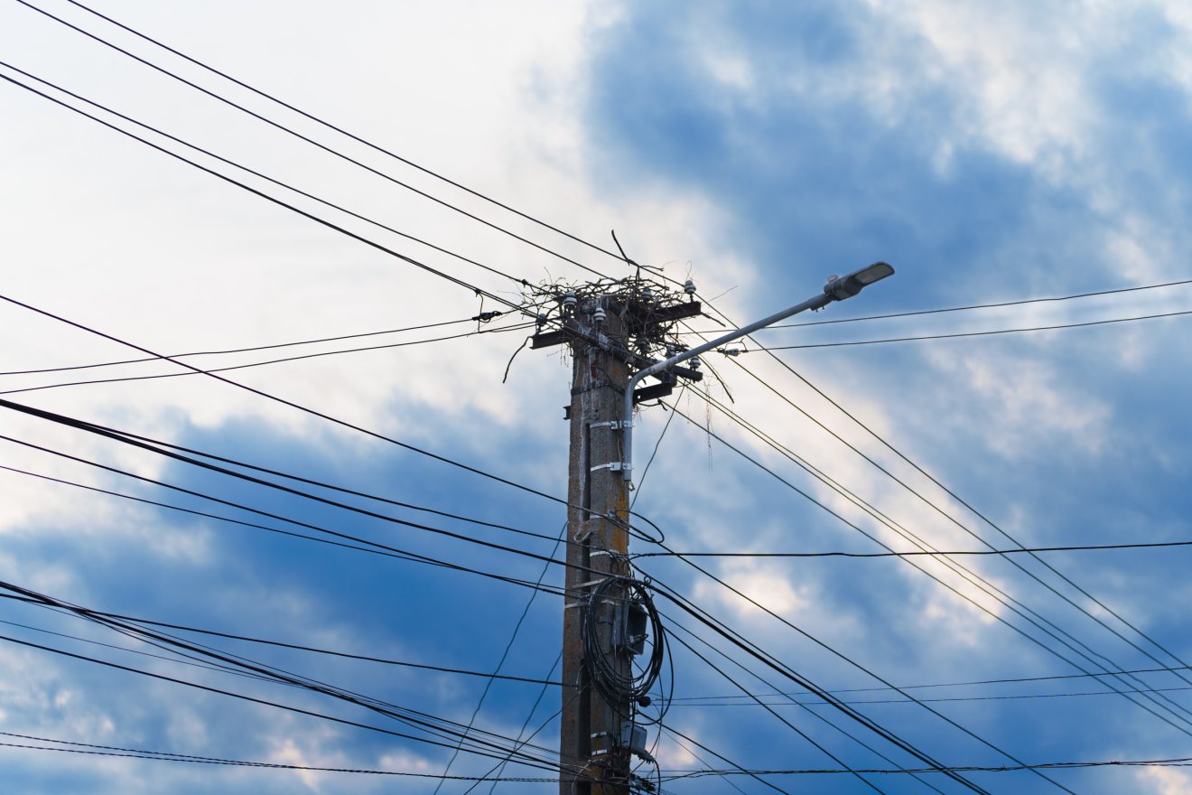 A kézdivásárhelyi gólyapár veszélyes helyen, a vezetékekhez közel kezdett építkezni &bullet;  Fotó: Tuchiluș Alex