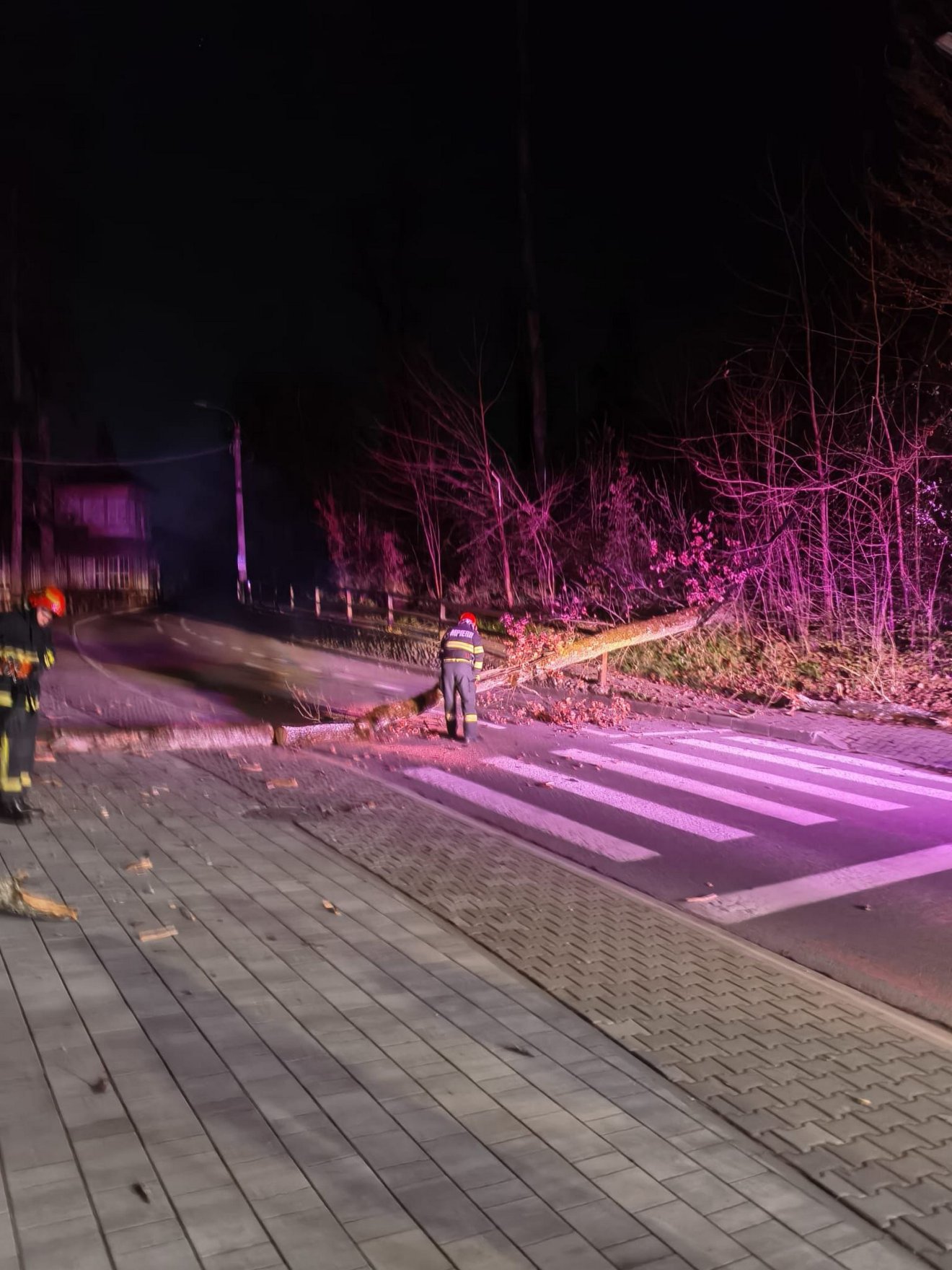 Szovátán éjszakai bevetésen a tűzoltók &bullet;  Fotó: Maros megyei tűzoltóság