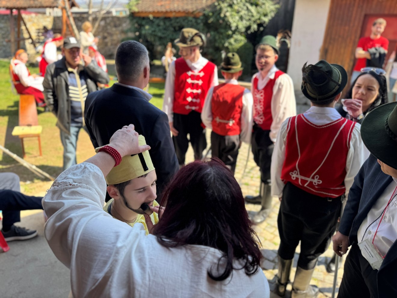 Elkormosított parafadugóval festették a különböző szerepet viselő legényeket &bullet;  Fotó: Farkas Orsolya