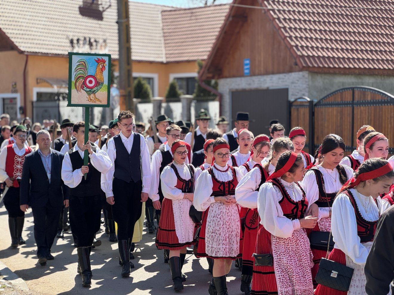 Katonás rendben vonult a tömeg Hegyparragára, másnéven a Szőlőponkra &bullet;  Fotó: Farkas Orsolya