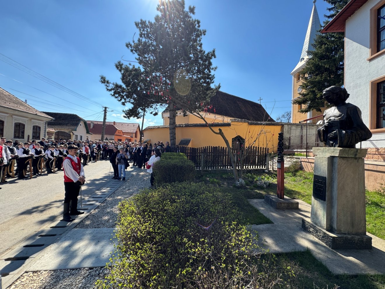 Apáczai Csere János szobra előtt tisztelegtek a Kossuth-indulóval &bullet;  Fotó: Farkas Orsolya