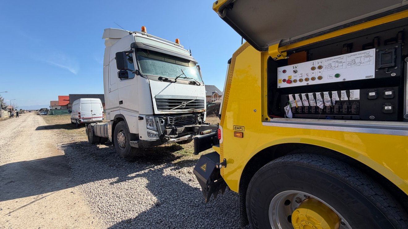 Az elmúlt időszak egyik leglátványosabb intézkedése egy kilyéni mellékutcában veszteglő teherautó elszállítása volt &bullet;  Fotó: Sepsiszentgyörgyi Helyi Rendőrség