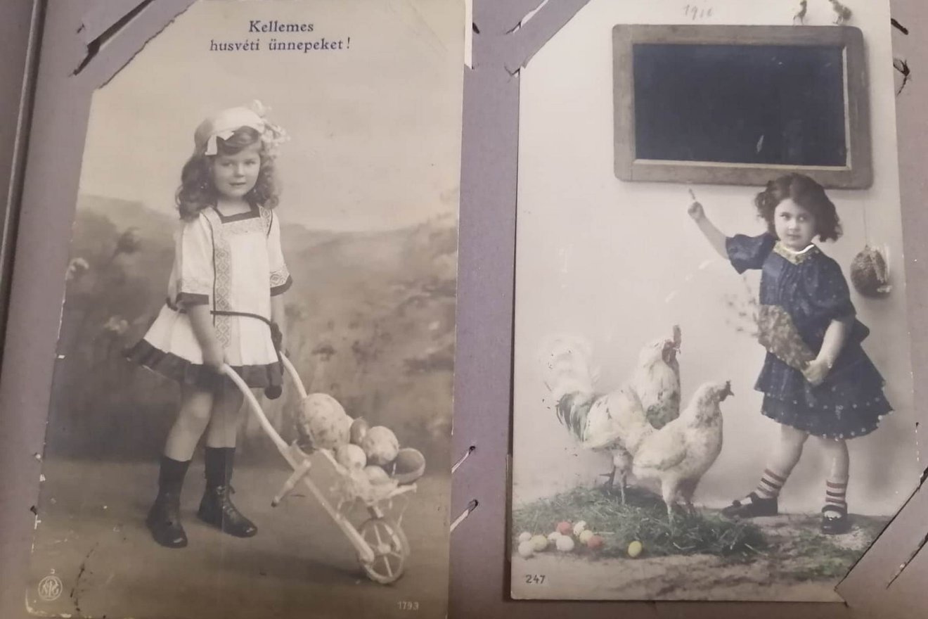 A Székely Nemzeti Múzeum gyűjteményéből származó képeslapok óriástojásokkal, kicsi lányokkal • Fotó: Bodor Tünde