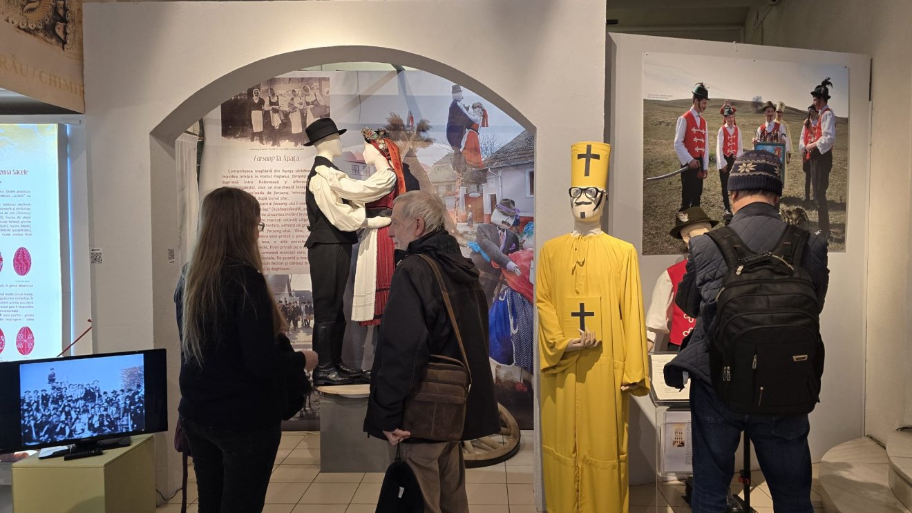 Az apácai farsangtemetést és a húsvéti kakaslövés hagyományát is bemutatják &bullet;  Fotó: Muzeul de Etnografie Brasov/Facebook