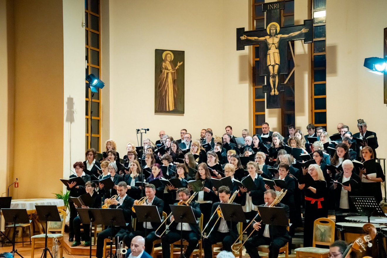 A koncerten közreműködött a Vox Humana kamarakórus, a Marosvásárhelyi Filharmónia kórusa, a Pro Musica és a Laudate kórus tagjai, vezényel Werner Gábor karmester &bullet;  Fotó: Antal Árpád/Facebook