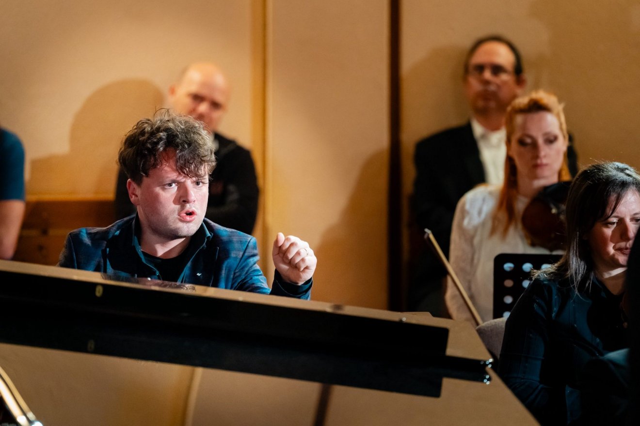 Szőcs Botond zongoraművészt visszatapsolta a közönség &bullet;  Fotó: Antal Árpád/Facebook