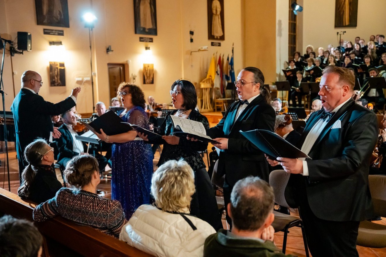 Szólitaként fellépett: Sebestyén-Lázár Enikő szoprán, Löwenberger Orsolya alt, Nicolae Simionov tenor, György Levente bariton &bullet;  Fotó: Antal Árpád/Facebook