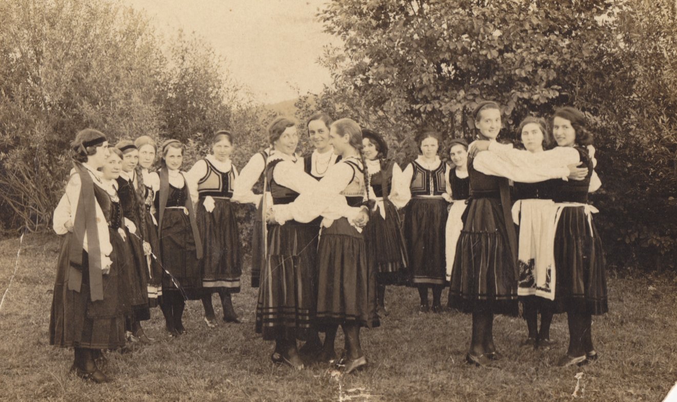 Zabolai leányok székely viseletben. Ismeretlen fényképész felvétele, Zabola, 1930-as évek vége &bullet;  Fotó: Csángó Néprajzi Múzeum fotógyűjteménye