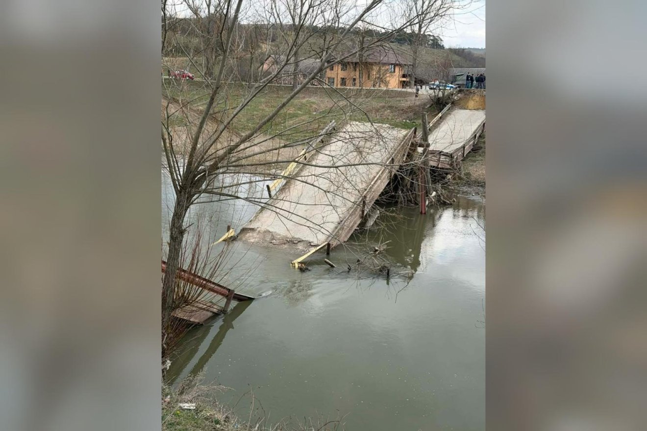 A folyóban végezték a régi erősdi híd darabjai &bullet;  Fotó: Kovászna Megyei Rendőr-főkapitányság