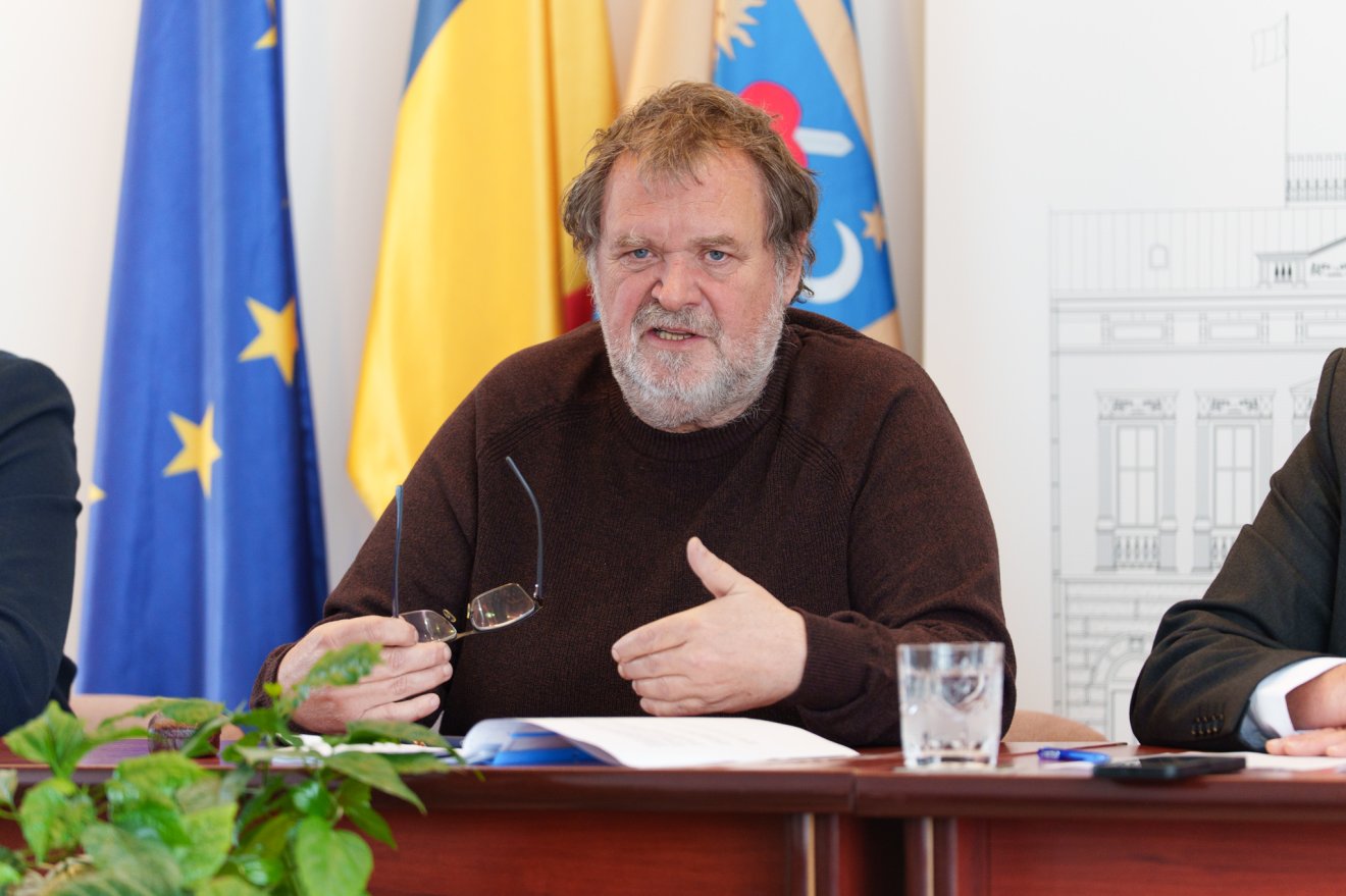 Sándor László, a Kovásznai megyei vízügy vezetője számokkal is igazolta az elmondottakat &bullet;  Fotó: Tuchiluș Alex